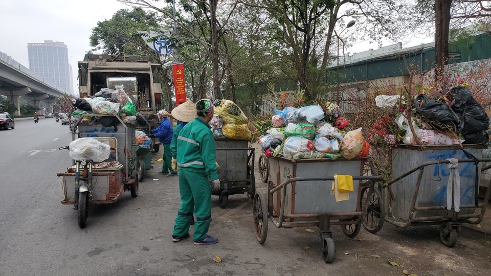 Hà Nội: Công nhân vệ sinh môi trường làm việc gấp ba lần trong ngày đầu năm - 5 Hà Nội: Công nhân vệ sinh môi trường làm việc gấp ba lần trong ngày đầu năm - 5