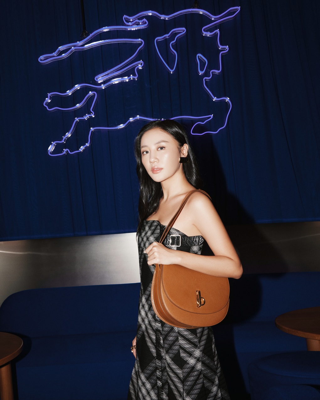 Văn Mai Hương khoe vai trần quyến rũ, tình tứ bên nam thần Thái Lan - 1