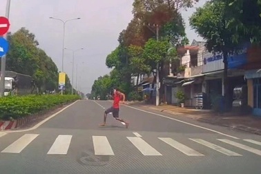 Người đàn ông chạy cắt mặt ô tô để sang đường như cảm tử