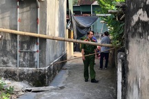 Buộc bạt che nắng, 3 người bị điện giật tử vong