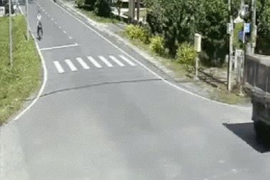 Xe cấp cứu chở F0 va chạm ô tô tải: Tài xế cứu thương chấn thương nặng