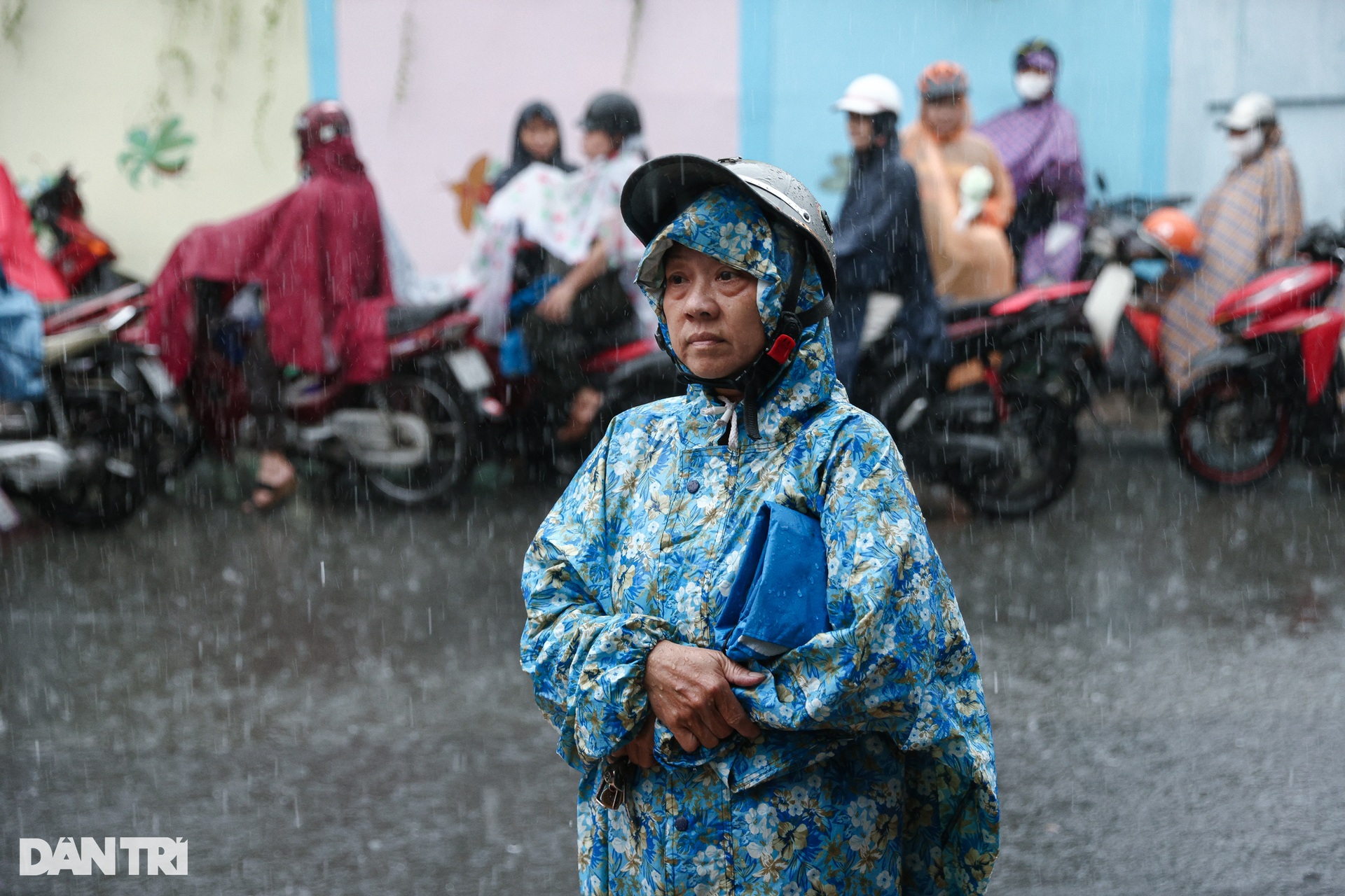 Parents in Ho Chi Minh City brave the rain all morning to wait for their children to take the high school graduation exam - 5 Phụ huynh TPHCM dầm mưa cả buổi để chờ con thi tốt nghiệp THPT - 5