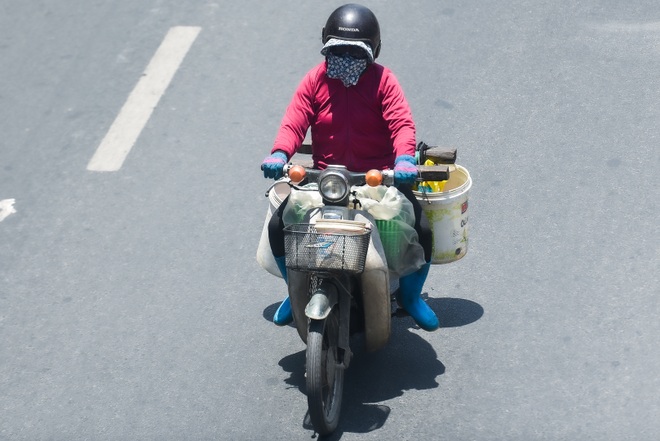 Người dân gồng mình mưu sinh dưới cái nắng cháy da của thủ đô - 9 Người dân gồng mình mưu sinh dưới cái nắng cháy da của thủ đô - 9