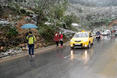 Thông đường ô tô qua đèo Ô Quý Hồ sau khi dọn sạch tuyết