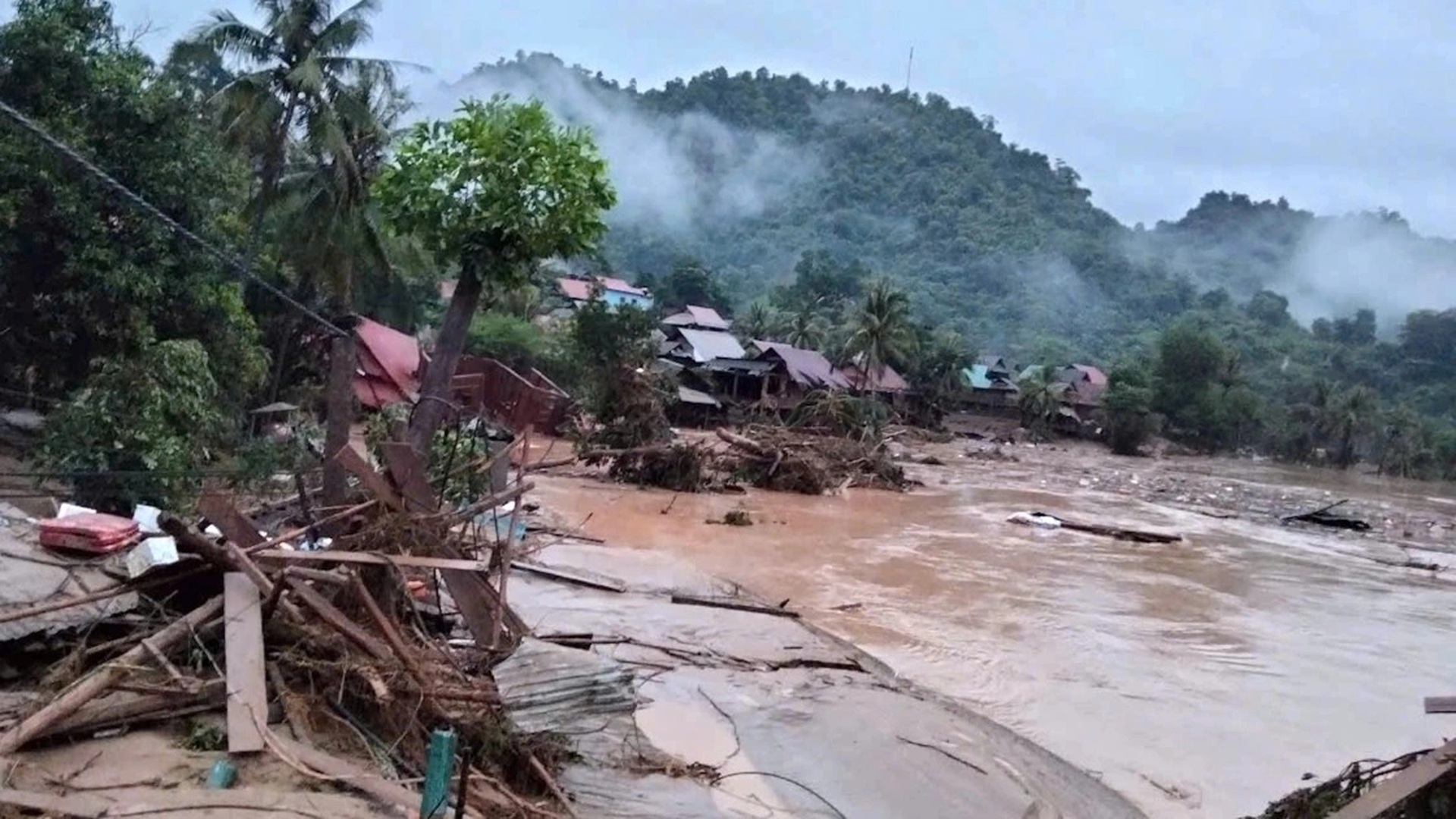 Bùn rác bủa vây, nhà dân xơ xác, bản làng tan hoang khi lũ rút - 10 Bùn rác bủa vây, nhà dân xơ xác, bản làng tan hoang khi lũ rút - 10