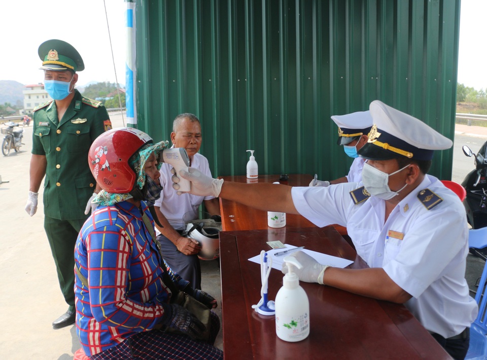 Bộ đội Biên phòng “ăn bờ, ngủ bụi” chặn dòng người nhập cảnh trái phép - 4 Bộ đội Biên phòng “ăn bờ, ngủ bụi” chặn dòng người nhập cảnh trái phép - 4