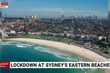 Bãi biển vẫn chật kín hàng nghìn khách tụ tập bất chấp cảnh báo Covid-19