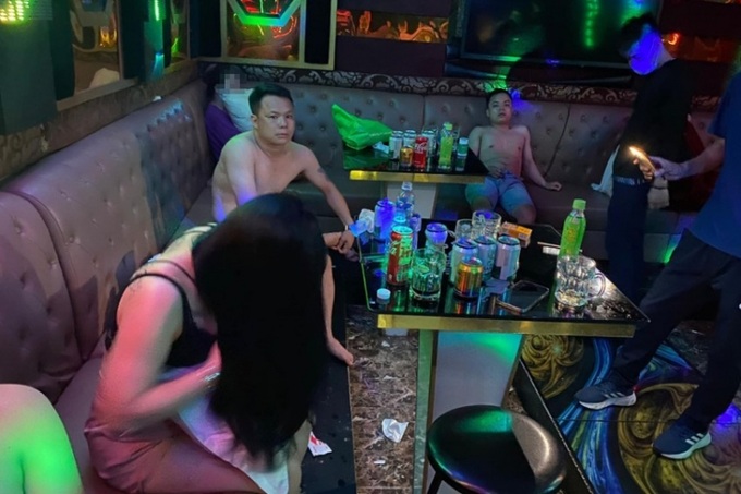 Công an bắt quả tang Hưng, Dũng, Khoa bay lắc trong phòng karaoke. Ảnh: CA