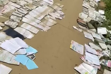 Xót xa cảnh sách vở học sinh phơi đầy đường cho khô ở vùng rốn lũ Yên Bái