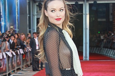 Olivia Wilde tự tin diện váy mỏng không áo lót