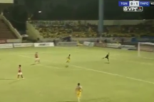 Thủ môn FLC Thanh Hoá mắc sai lầm như "bán độ"