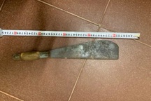 Chồng cầm dao chém liên tiếp vào người vợ rồi bỏ trốn vào rừng