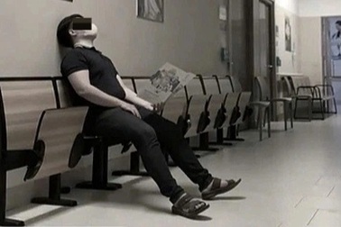 Chuyện đau lòng về bức ảnh người đàn ông "chết lặng" ở hành lang viện