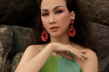 Hoa hậu Paris Vũ lần đầu bạo dạn khoe lưng trần trước biển cả