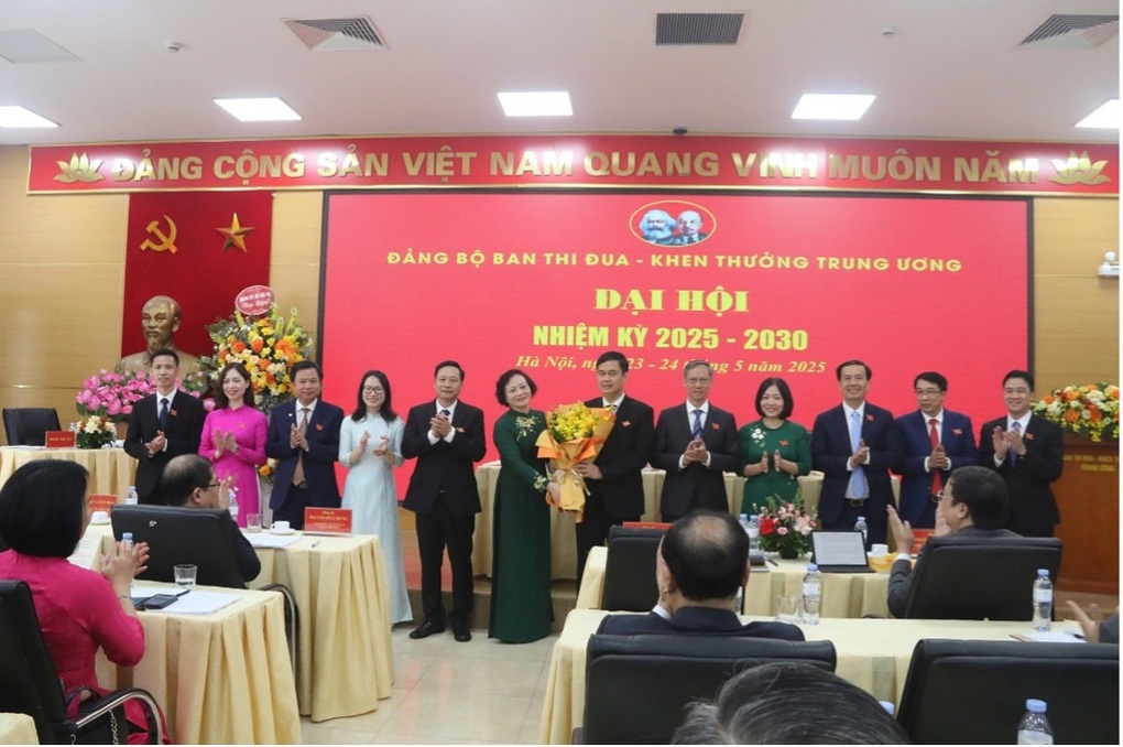 Tạo phong trào thi đua như dòng thác cách mạng, nhân lên những điều tốt - 4 Tạo phong trào thi đua như dòng thác cách mạng, nhân lên những điều tốt - 4