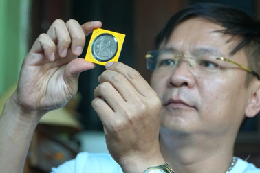 Những đồng tiền cổ có niên đại hơn 100 năm của thầy giáo xứ Thanh