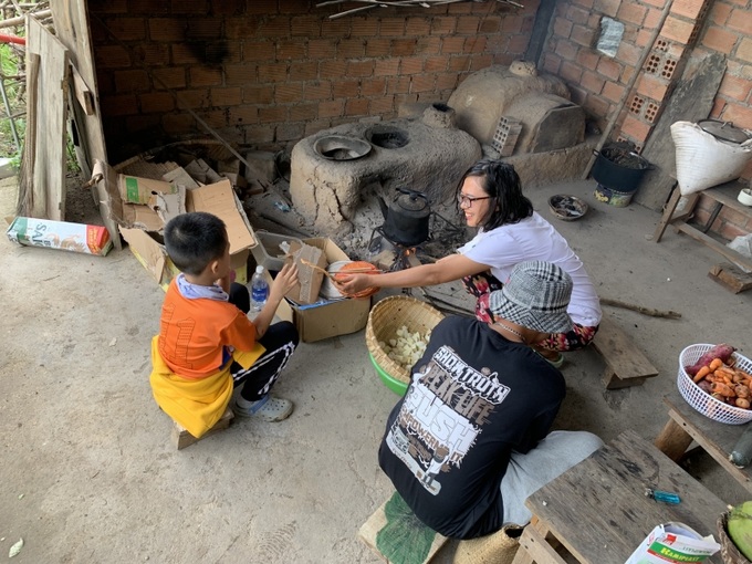 Hoạt động của trẻ và gia đình tại khu vườn Sat-Nam Farm với sự hướng dẫn của Chuyên gia Tâm lý trị liệu Võ Thị Minh Huệ.