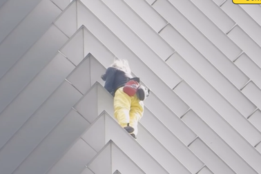 "Người nhện" tay không leo tòa nhà 43 tầng và cái kết