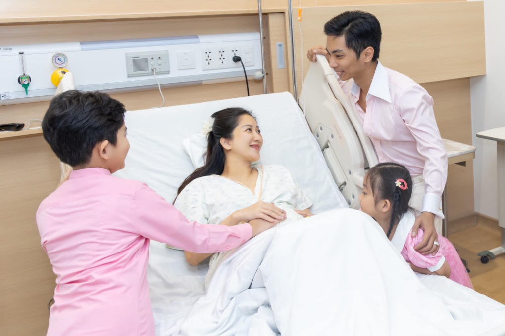 Khánh Thi sinh con thứ 3, Phan Hiển: Nghe tiếng con khóc, tôi khóc theo - 3 Khánh Thi sinh con thứ 3, Phan Hiển: Nghe tiếng con khóc, tôi khóc theo - 3