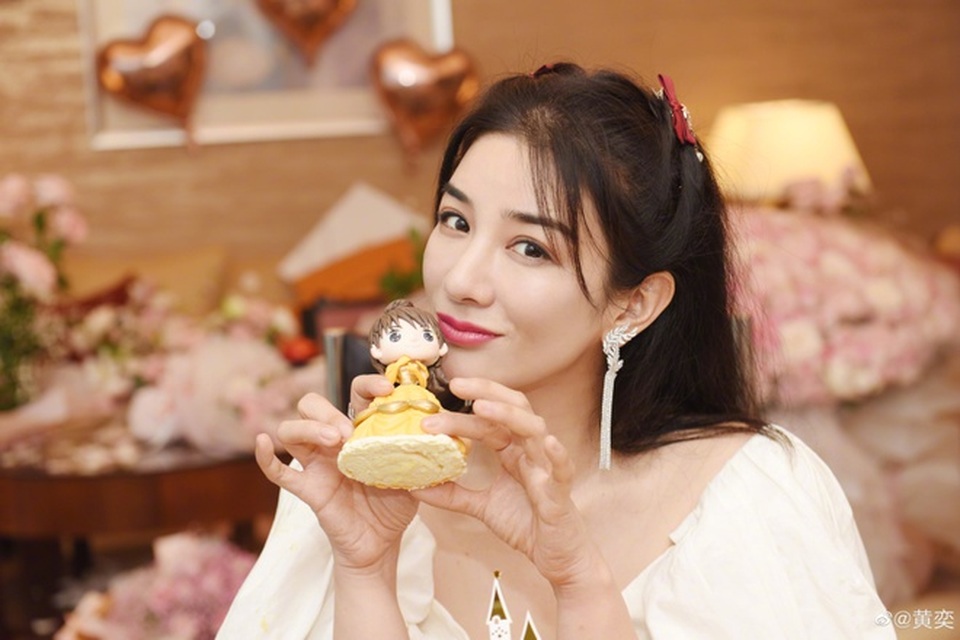 Huỳnh Dịch: Mỹ nhân điêu đứng sự nghiệp vì scandal giật bồ, ngoại tình - 14 Huỳnh Dịch: Mỹ nhân điêu đứng sự nghiệp vì scandal giật bồ, ngoại tình - 14