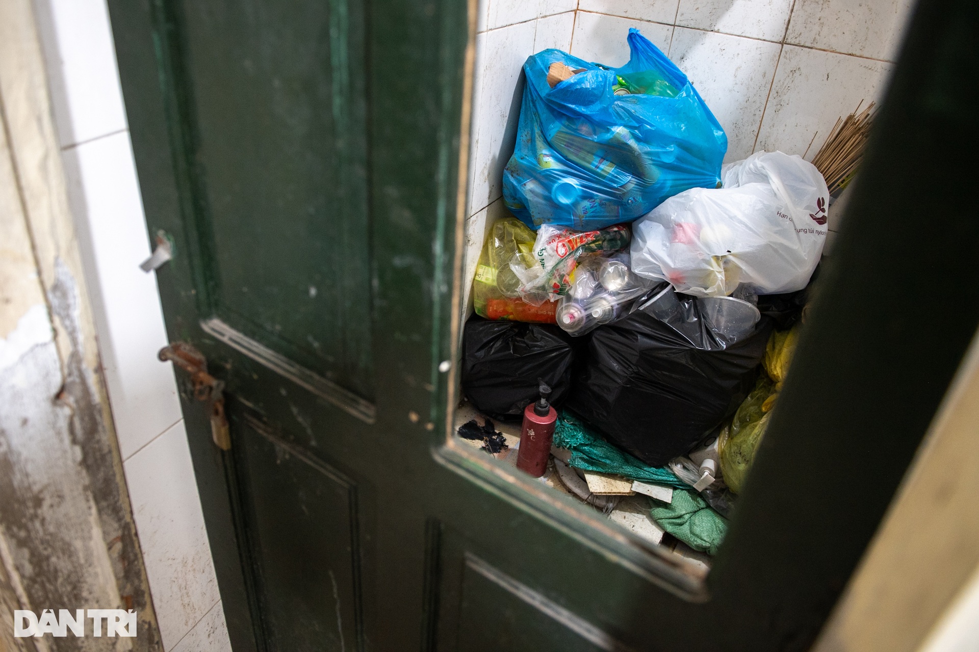 Cảnh nhếch nhác của hàng loạt nhà vệ sinh công cộng tại Hà Nội - 9 Cảnh nhếch nhác của hàng loạt nhà vệ sinh công cộng tại Hà Nội - 9