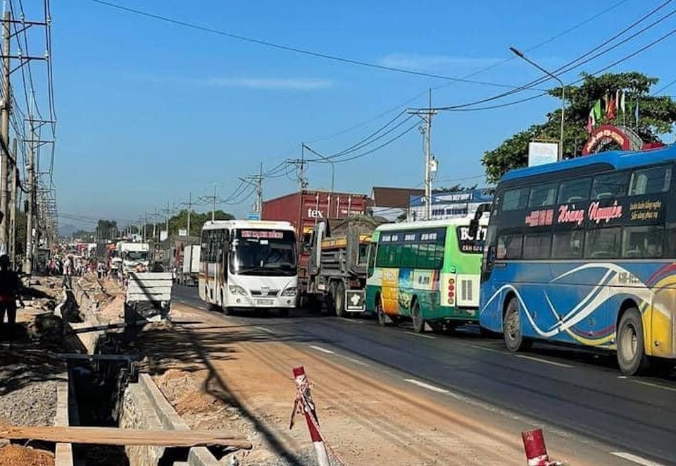Né rào chắn công trình, người đàn ông bị xe khách cán chết thảm - 3 Né rào chắn công trình, người đàn ông bị xe khách cán chết thảm - 3