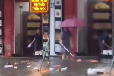 Hành động lạ của người phụ nữ trong thời điểm Vinh mưa to kỷ lục