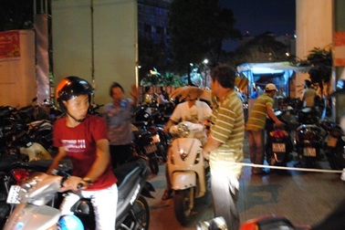 TPHCM: “Tranh thủ” đêm giao thừa, bãi giữ xe “chặt chém” khách