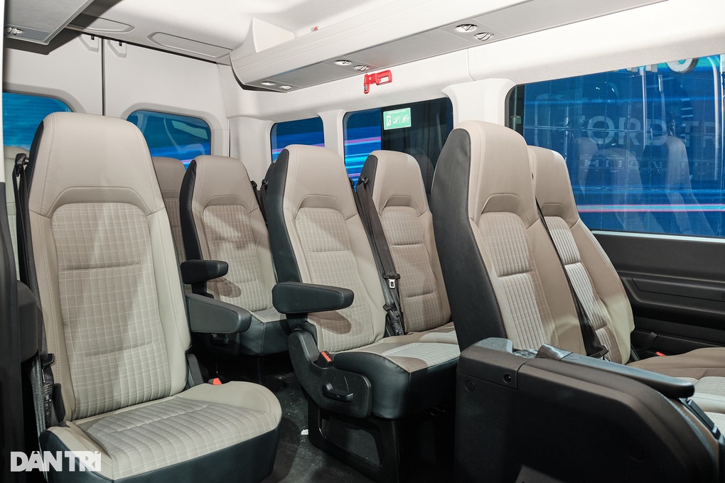 Tăng giá tới 240 triệu đồng so với đời cũ, Ford Transit 2024 có nâng cấp gì - 10 Tăng giá tới 240 triệu đồng so với đời cũ, Ford Transit 2024 có nâng cấp gì - 10
