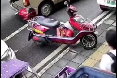 Con dao làm bếp từ trên cao rơi xuống người ngồi xe máy: Nhân chứng tái mặt