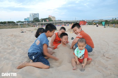 "Bãi biển" bên dòng sông chảy ngược, hút khách nườm nượp tới vui chơi