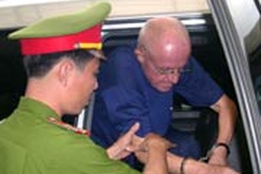 Peter Mueller bị dẫn độ về Áo