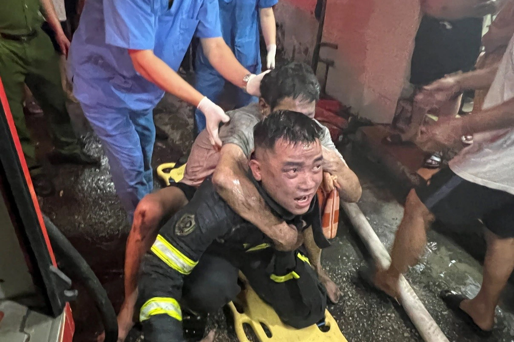 Chiến sĩ cảnh sát kể khoảnh khắc lao vào đám cháy cõng người mắc kẹt - 2 Chiến sĩ cảnh sát kể khoảnh khắc lao vào đám cháy cõng người mắc kẹt - 2