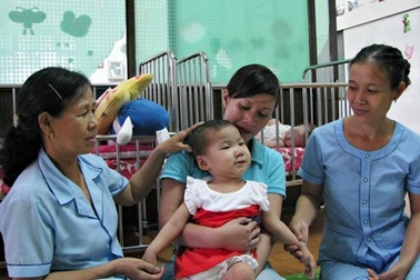 Thăm bé Nhân Hậu ngày Tết thiếu nhi