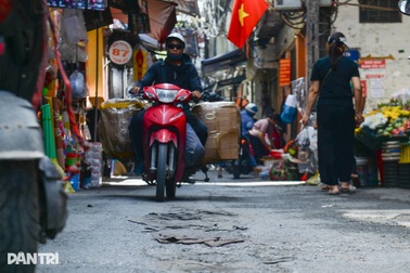 Phố Chính Kinh xuống cấp, người dân dùng chăn, quần áo "vá" ổ gà