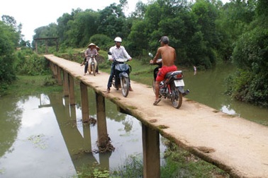 Chấn thương sọ não, gãy tay chân vì... qua cầu