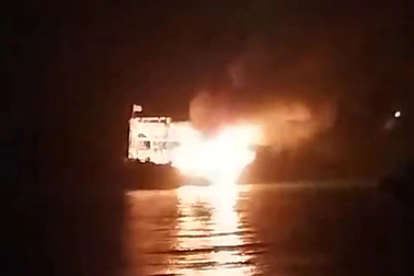 Cháy tàu cá giữa biển, 5 thuyền viên được cứu sống