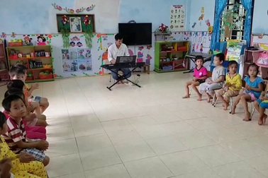 Gặp thầy giáo dạy trẻ mầm non "hiếm" tại Huế