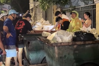 Nhân viên quán ăn ở TPHCM bới 3 xe rác tìm cọc tiền cho khách Singapore