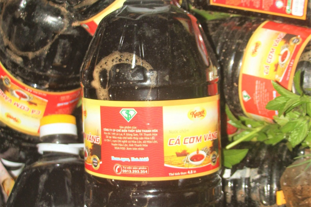Công an vào cuộc vụ hơn 1.000 chai nước mắm bị vứt bỏ ở Quảng Nam - 2 Công an vào cuộc vụ hơn 1.000 chai nước mắm bị vứt bỏ ở Quảng Nam - 2