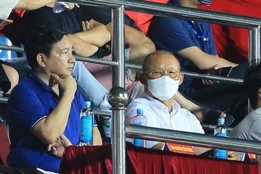 HLV Park Hang Seo lần đầu dự khán HA Gia Lai thi đấu trên sân Pleiku
