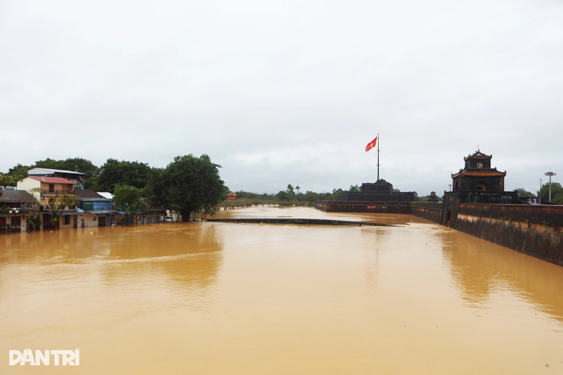 Lũ bao vây Kinh thành Huế, đường vào Đại nội nước chảy cuồn cuộn - 3 Lũ bao vây Kinh thành Huế, đường vào Đại nội nước chảy cuồn cuộn - 3