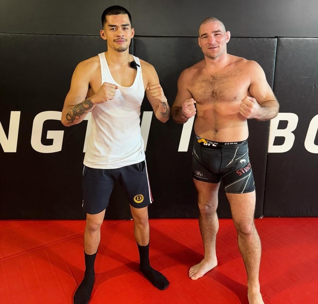 Sneako (trái) chia sẻ hình ảnh chụp với Sean Strickland trước khi trận đấu bắt đầu (Ảnh: Instagram). Sneako (trái) chia sẻ hình ảnh chụp với Sean Strickland trước khi trận đấu bắt đầu (Ảnh: Instagram).