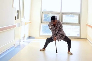 Chàng trai trẻ có dáng đi kỳ lạ, hai chân khuỳnh ra 2 bên