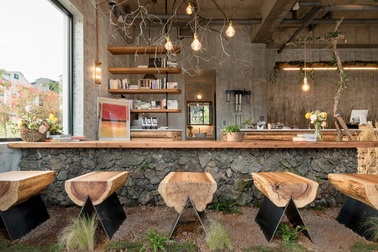 Quán cà phê "bụi đời" tràn ngập cỏ lau thơ mộng hút mắt người thưởng lãm