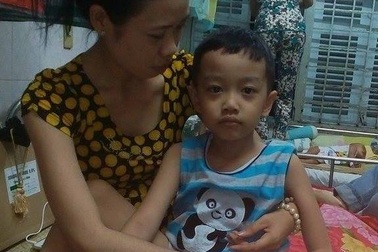 Cha mẹ khóc ròng nhìn con nằm liệt trên giường bệnh
