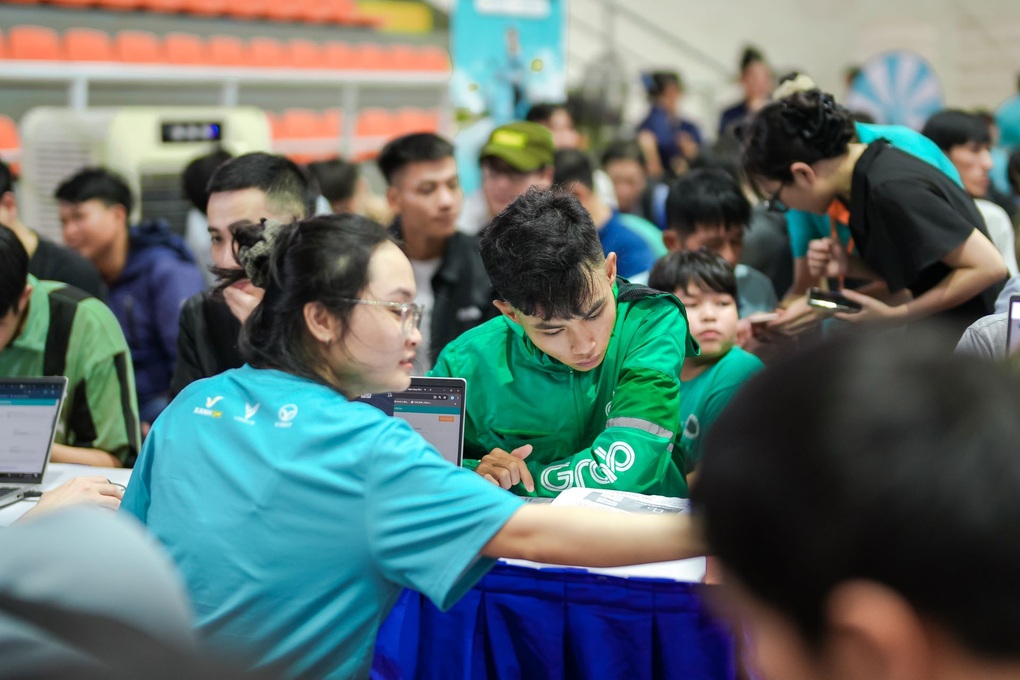 Hàng trăm tài xế gia nhập Xanh SM tại ngày hội “Bác tài xanh” - 2 Hàng trăm tài xế gia nhập Xanh SM tại ngày hội “Bác tài xanh” - 2