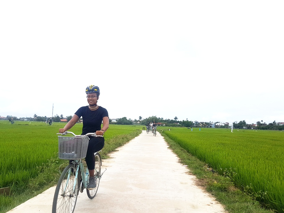 Khách Tây thích thú cưỡi trâu, đi xe đạp khám phá đồng lúa ở Hội An - 1 Khách Tây thích thú cưỡi trâu, đi xe đạp khám phá đồng lúa ở Hội An - 1