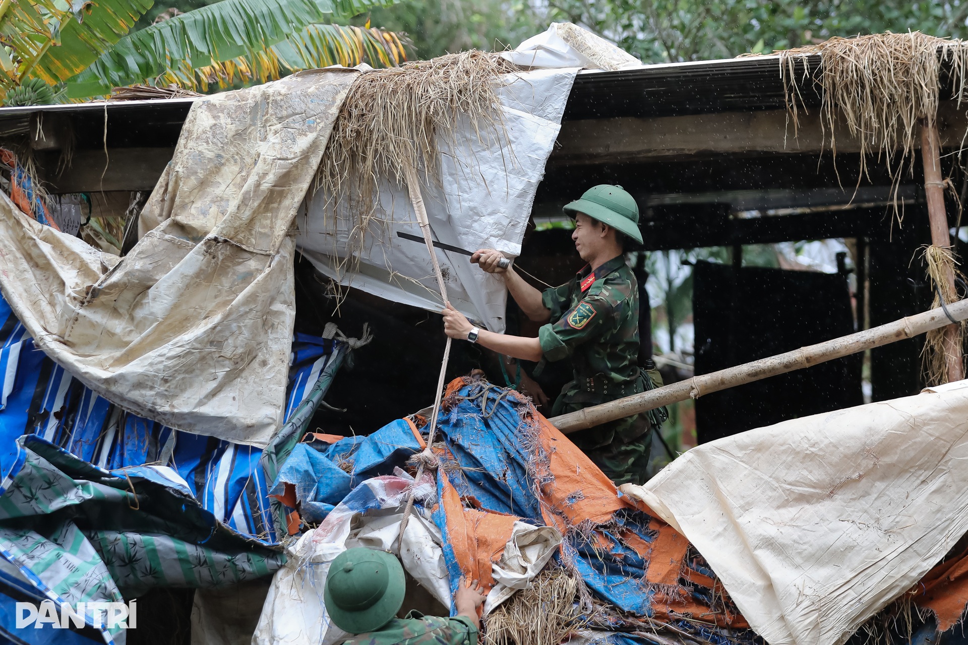 Chú trâu mắc kẹt 6 ngày trên mái nhà ở rốn lũ Hòa Thịnh được giải cứu - 16