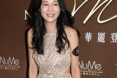 “Tình cũ” của Thành Long xinh đẹp đón tuổi mới, “úp mở” có “người mới”